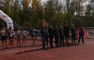 Un momento del homenaje a Demetrio Remón y a Hamza Bouazzaoui en las pistas de atletismo de Burlada
