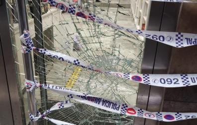 La puerta de entrada de la librería Ménades en Pamplona, destrozada