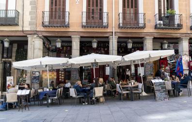 Varias personas sentadas en una terraza en Madrid