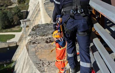 Bomberos en un simulacro de rescate en el embalse de Eugi