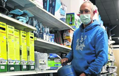 El propietario de la tienda Eregui de camping y montaña, Rafa Errea, con artículos de gas
