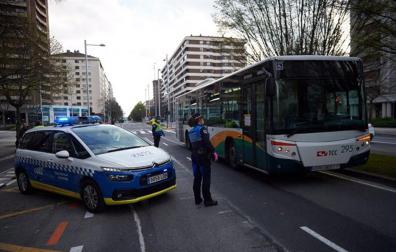 Control de la Policía Municipal de la observación de las restricciones en una villavesa de Pamplona