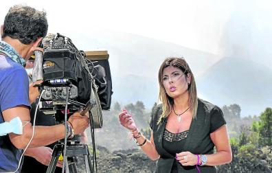 La periodista Francisca González, en una de sus conexiones en directo
