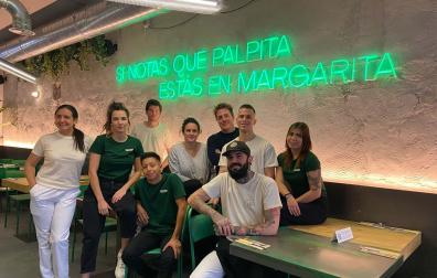 El equipo de Margarita Malapata junto a uno de los neones del restaurante
