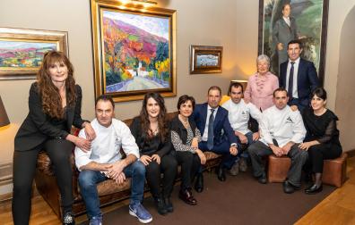 Marimar Mutilva, Patxi Díez de Ulzurrun Goñi, Lorea Díez de Ulzurrun Mutilva; Inmaculada Barberena, Óscar Díez de Ulzurrun Goñi, José Ignacio Díez de Ulzurrun Goñi, Aitor Díez de Ulzurrun Barberena y Uxua Díez de Ulzurrun Barberena. De pie: Felisa Goñi, Alberto Díez de Ulzurrun Goñi