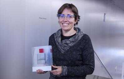 Ainhoa Pérez Artola, ingeniera técnica de la sección de Infraestructuras, con uno de los galardones