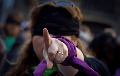 Una mujer con los ojos vendados en un flashmob contra la violencia machistas