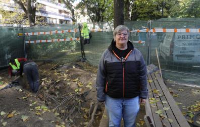 Marion Disenowski posa junto a una de las catas en la que se aprecian las raíces a escasos centímetros de la superficie