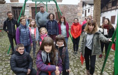 Ainara Berrueta Perugorria, en primer plano, rodeada de amigos y adultos que acuden al programa de aprendizaje de lenguaje de signos para sordos en Etxalar