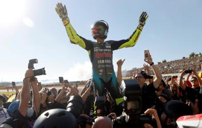 El piloto italiano Valentino Rossi en el circuito Ricardo Tormo de Cheste (Valencia) donde se despide de su etapa profesional