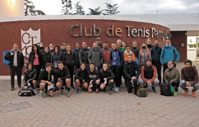 Esta treintena de deportistas madrugó para poder viajar a Behobia con el autobús del Club de Tenis Pamplona