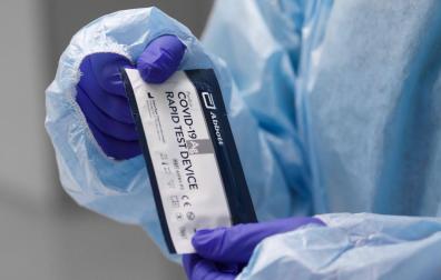 Una sanitaria prepara el material para un test de antígenos