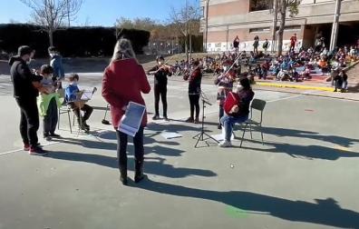 Un grupo de alumnos interpreta el Himno a la Alegría ante sus compañeros en el homenaje de ayer en el patio del colegio Monte San Julián.