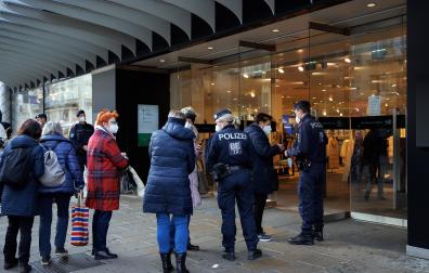 Varios policías piden el pasaporte Covid para acceder a un centro comercial de Viena