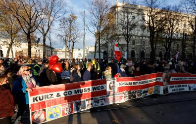 Manifestantes portan pancartas contra las medidas tomadas por el gobierno austríaco contra la COVID-19
