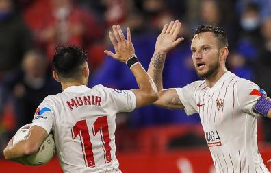 Munir y Rakitic celebran el tanto del empate obra del croata en el minuto 91