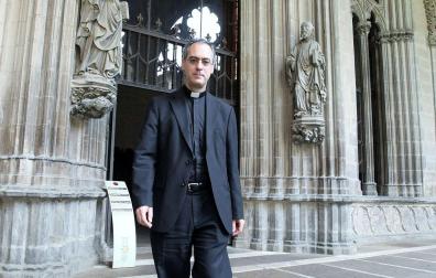 *A:Calleja
*F:05/09/2012
*L:Catedral. Pamplona.
Juan Antonio Aznárez, junto a la capilla Barbazana de la catedral en una imagen de archivo