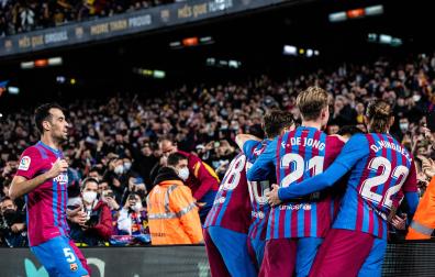 Los jugadores del F.C. Barcelona celebran el tanto de Memphis Depay