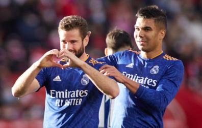 Nacho y Casemiro celebran el segundo gol del Real Madrid en Granada