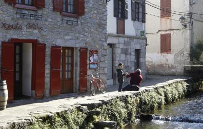 Detalle del río Onín, en el centro urbano de Lesaka