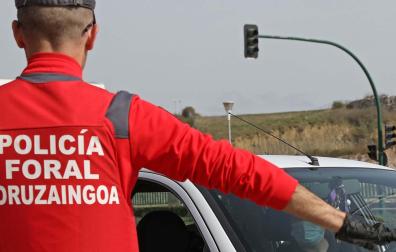 Un agente detiene a un vehículo en un control, en Cordovilla, al inicio de la pandemia