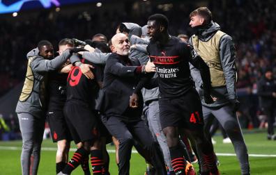 El jugador del Milan, Tiemoue Bakayoko, celebra con su técnico, Stefano Pioli, el gol del triunfo en el Wanda Metropolitano