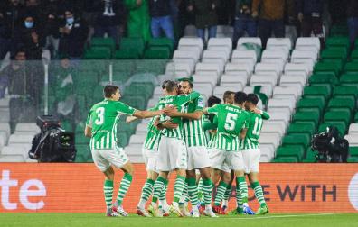 Los jugadores del Betis celebran un de los goles anotados al Ferencváros