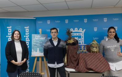 Irune García, Óscar Vidorreta y Verónica Gormedino, con las nuevas coronas de los Reyes Magos