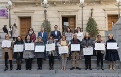 LOS PROFESORES HOMENAJEADOS En la primera fila de las escaleras de la plaza Vieja situadas frente al Ayuntamiento, los profesores que fueron homenajeados ayer tras su jubilación en el campo de la docencia Josefina Bailo Jiménez, Ana Josefa Saso Arévalo, Mª Ángeles Francés Gil, Mª Pilar Tabuenca Peña, Mª Isabel Goicoechea Lacarra, Ana Martínez Álvarez, Francisco Gil Hernández, Rosa Vega Madurga Colina, Marisol Álava Casado, y Mª Asunción Buñuel Pérez. Detrás, los concejales Inés Munuera Amador, Pedro González Felipe, Alejandro Toquero Gil (alcalde de la ciudad) , Merche Añón Montón e Irene Royo Ortín