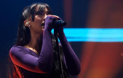 La cantante Aitana, en un momento del concierto que ha ofrecido en Pamplona