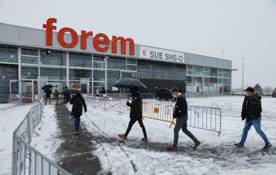 Trabajos para quitar la nieve en Forem, donde se administran vacunas y se realizan pruebas del coronavirus