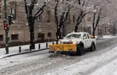 Quitanieves en la avenida Baja Navarra de Pamplona