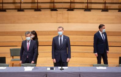 El presidente del CGPJ, Carlos Lesmes, y el rey Felipe VI en el acto de entrega de despachos a nuevos jueces en L'Auditori