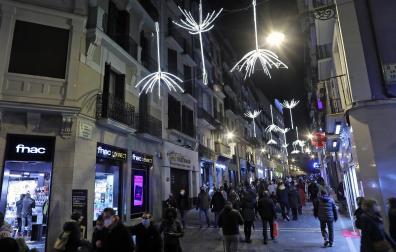 Ciudadanos pasean y hacen compras por la calle Chapitela de Pamplona