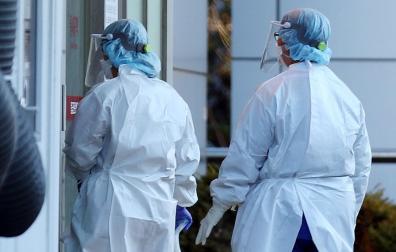 Dos médicos en Corea del Sur, en un hospital donde se han detectado casos de Omicron