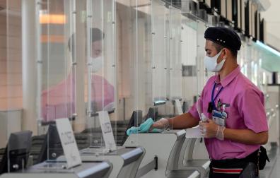 Un empleado limpia un mostrador en el aeropuerto internacional Haneda de Tokio