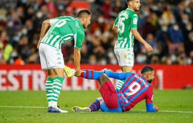 Victor Ruiz se interesa por el estado del delantero del F.C. Barcelona, Memphis Depay, durante el choque