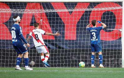 Óscar Trejo celebra el tanto en propia puerta ante la desolación de los jugadores del Espanyol