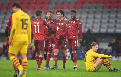 Alegría de los jugadores del Bayern tras el tanto de Leroy Sane ante la impotencia de los culés