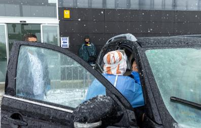 Un sanitario toma una muestra para una PCR en Forem, durante el temporal de nieve.