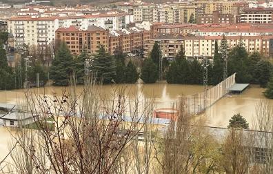 El campo de béisbol de Burlada, ayer por la mañana totalmente inundado. Una vez más la crecida del Arga se lo ha llevado por delante