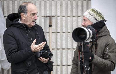 Jesús Riaño (izda.) junto al fotógrafo Mikel Saiz en las instalaciones de Tajonar