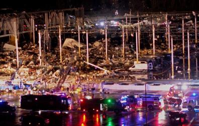 Un almacén de Amazon, destruido por un tornado en Illinois