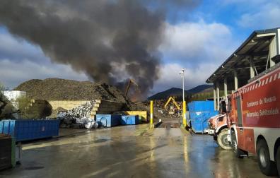 La columna de humo es visible a 5 kilómetros