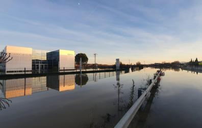 Imagen de la empresa CNTA de San Adrián inundada.