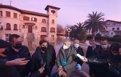 El ministro Marlaska junto a María Chivite durante su visita a San Adrián
