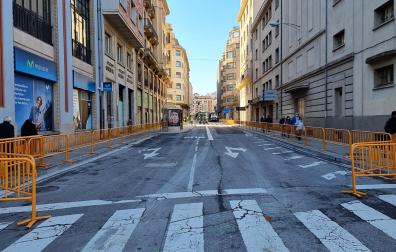 Trabajos de reasfaltado de la calle Cortes de Navarra en Pamplona