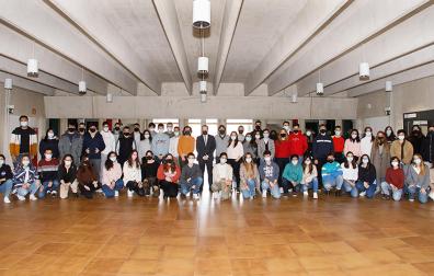 Delegadas y delegados, junto al rector, la vicerrectora de Estudiantes y el director del Área de Estudiantes