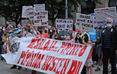 Concentración en junio de 2021 reclamando recuperar para el alumnado del Pirineo la elección de instituto de Bachillerato en Pamplona.