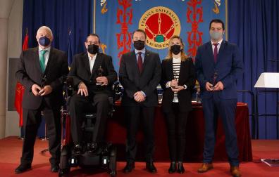 De izquierda a derecha, Ignacio Terés, Javier Miranda, el rector Ramón Gonzalo, Ainara Garde y Eneko Sanz, este lunes en los premios en la UPNA